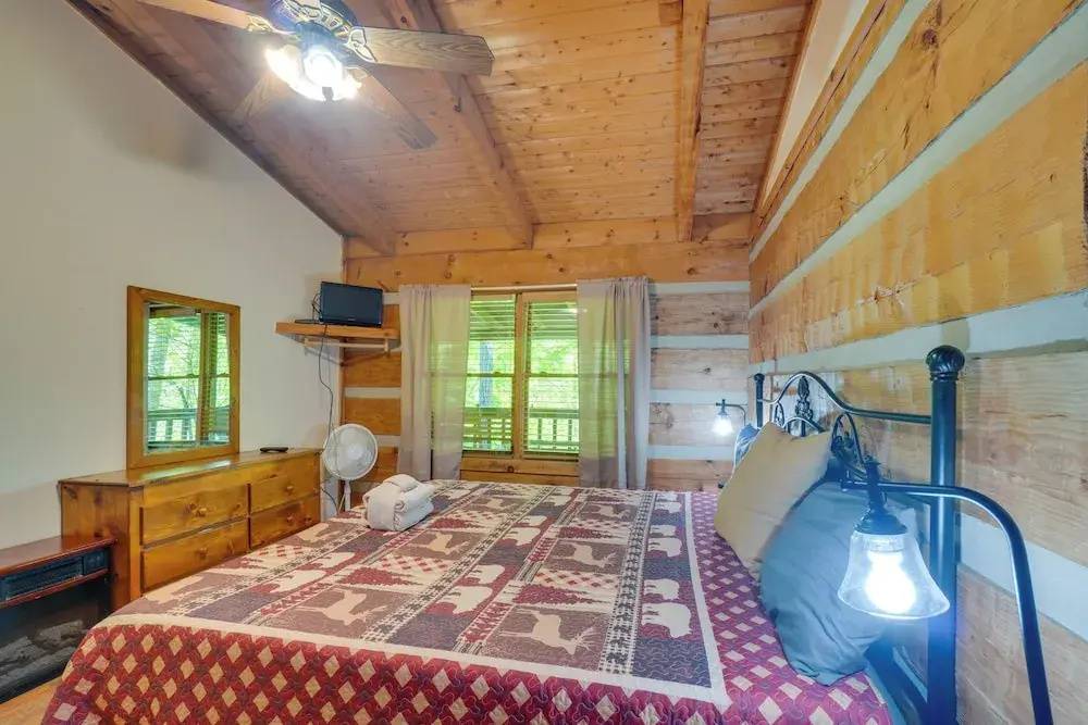 Gatlinburg Cabin with Hot Tub about 6 Mi to Downtown!