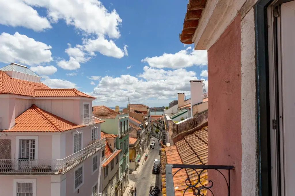 ALTIDO Stylish 2-bed Apt with balcony in Lapa, 5mins to National Museum of Ancient Art