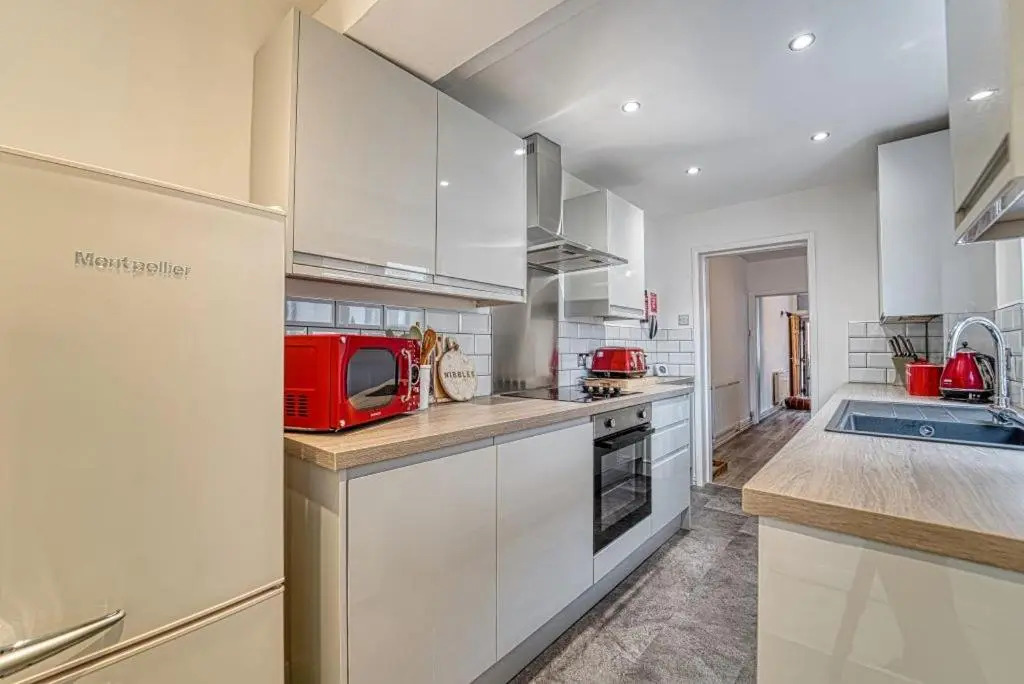 Stylish 2 Bedroom House with Patio
