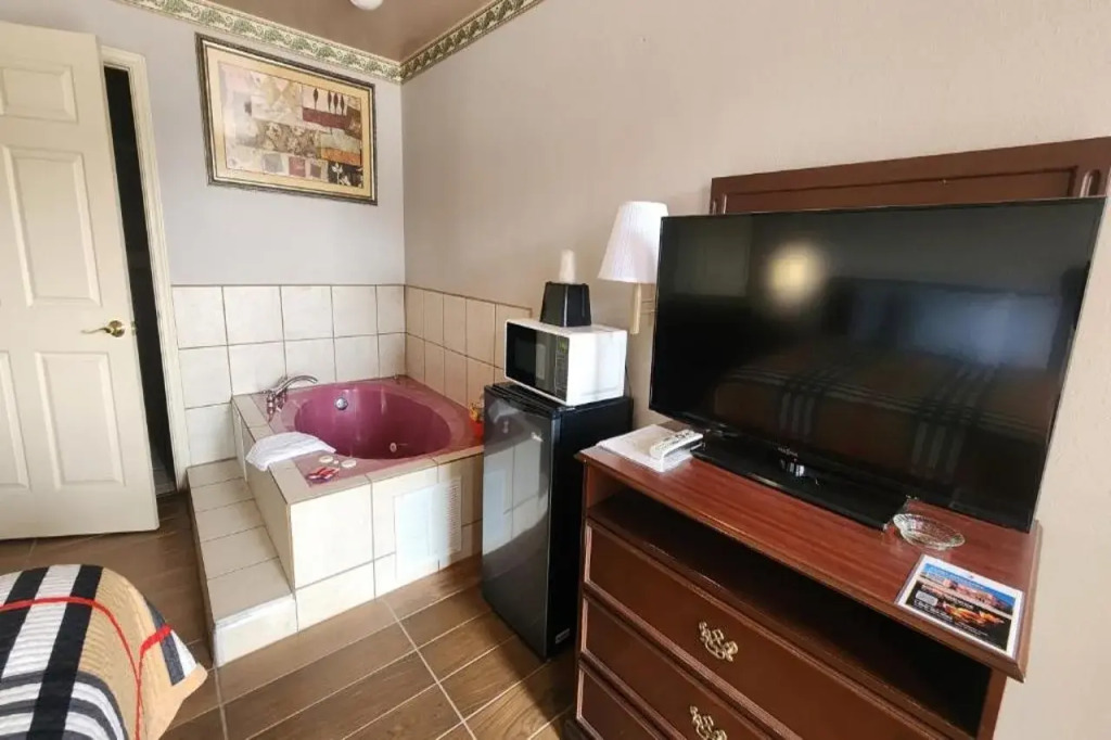 Benbrook Inn & Suites