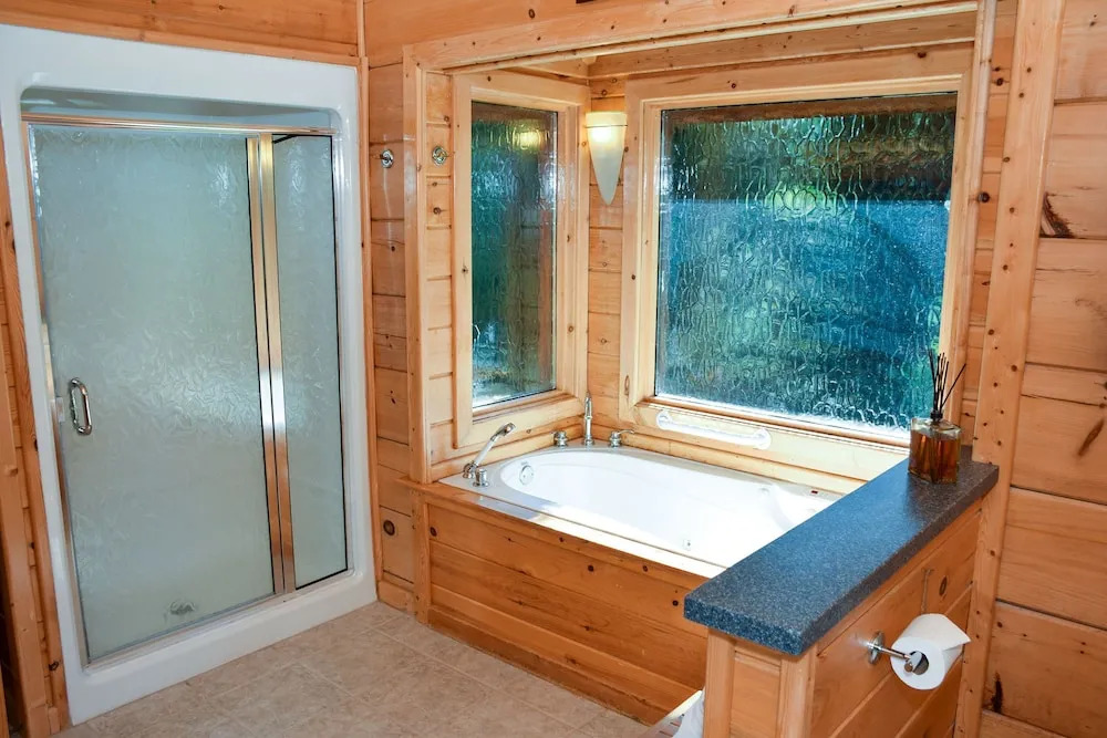 PAPA BEAR'S DEN - 5 Br Cabin