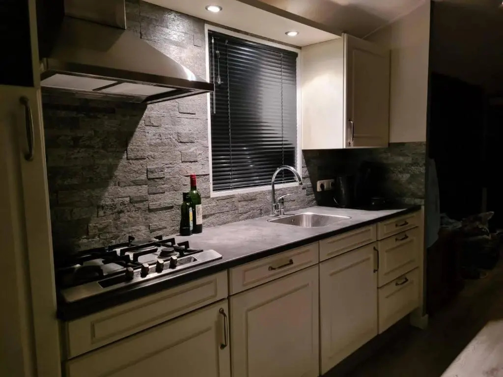 Relax huisje is een luxe huisje met een vaatwasser en zeer snel WIFI 5G en is voorzien van een nieuwe badkamer en keuken met een omheinde tuin met een eigen parkeerplaats
