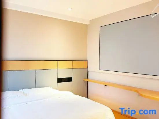 Yijia International Chain Hotel (Wuhan high-speed railway station Happy Valley)