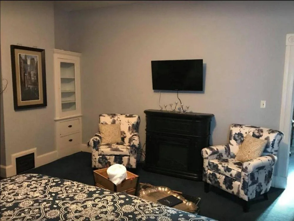 Evans Holly Grove Inn B&B
