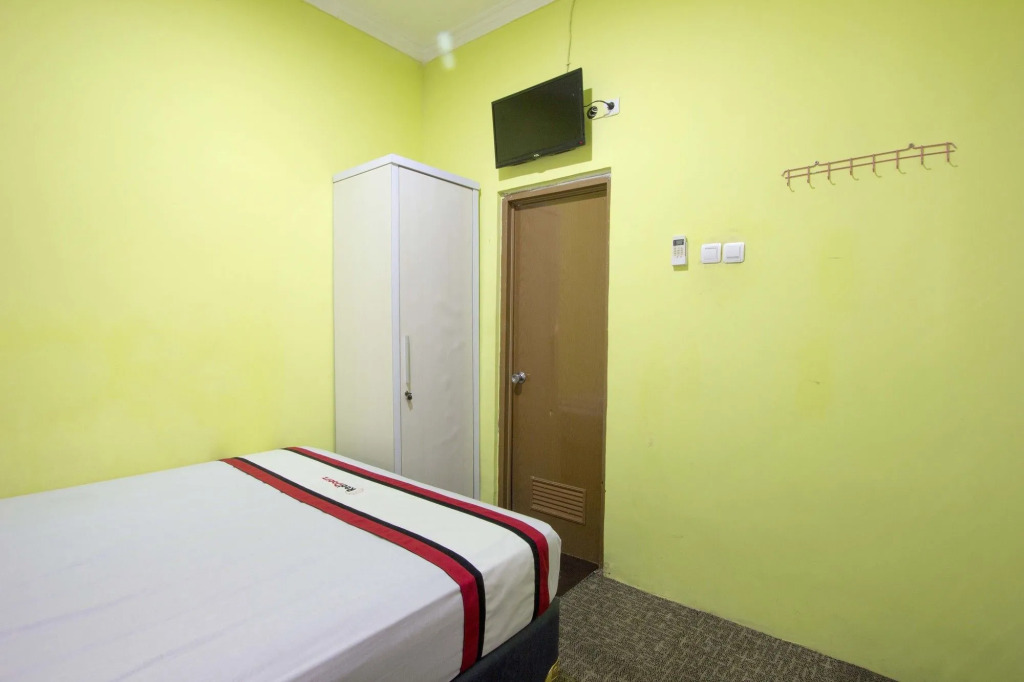 RedDoorz near Plaza Ambarukmo