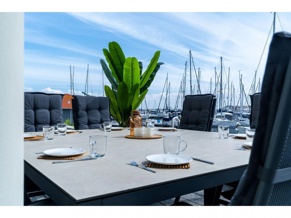 Luxury apartment overlooking the marina for 10 people