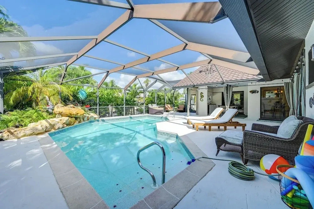 Saltwater Pool & Dock: Canal-front Cape Coral Home