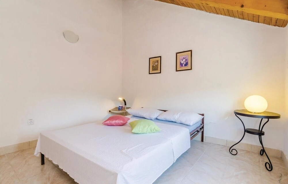 Nice Home in Sreser With Wifi and 2 Bedrooms