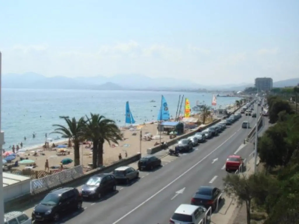 Modern one Bedroomed Apartment Just off the Cannes Seafront With a Terrace and Pool Access - 1753