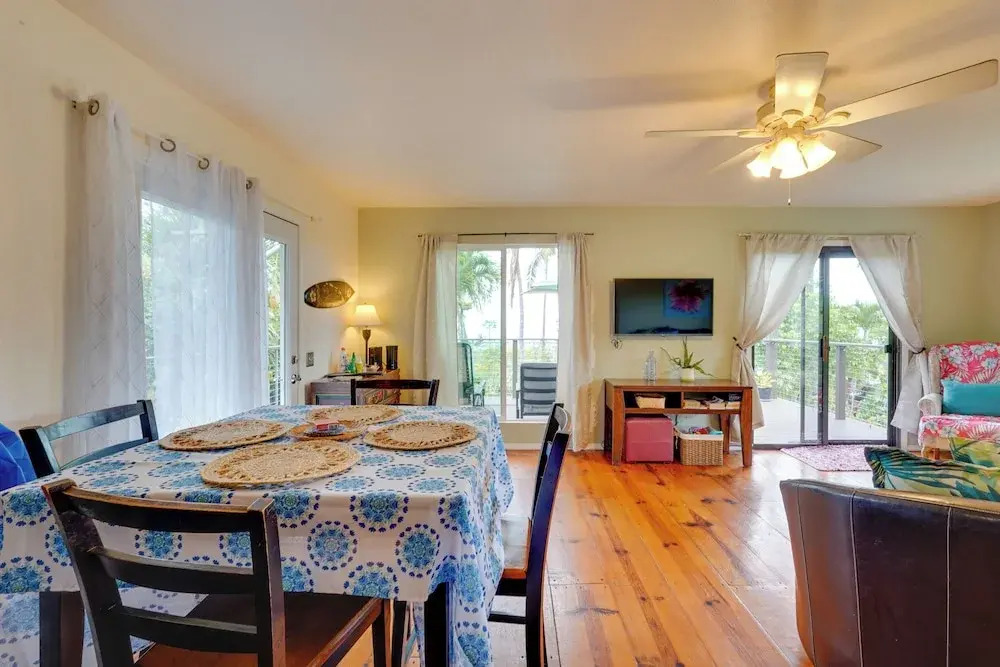 Breezy Kailua-kona Bungalow w/ Lanai & Ocean View!