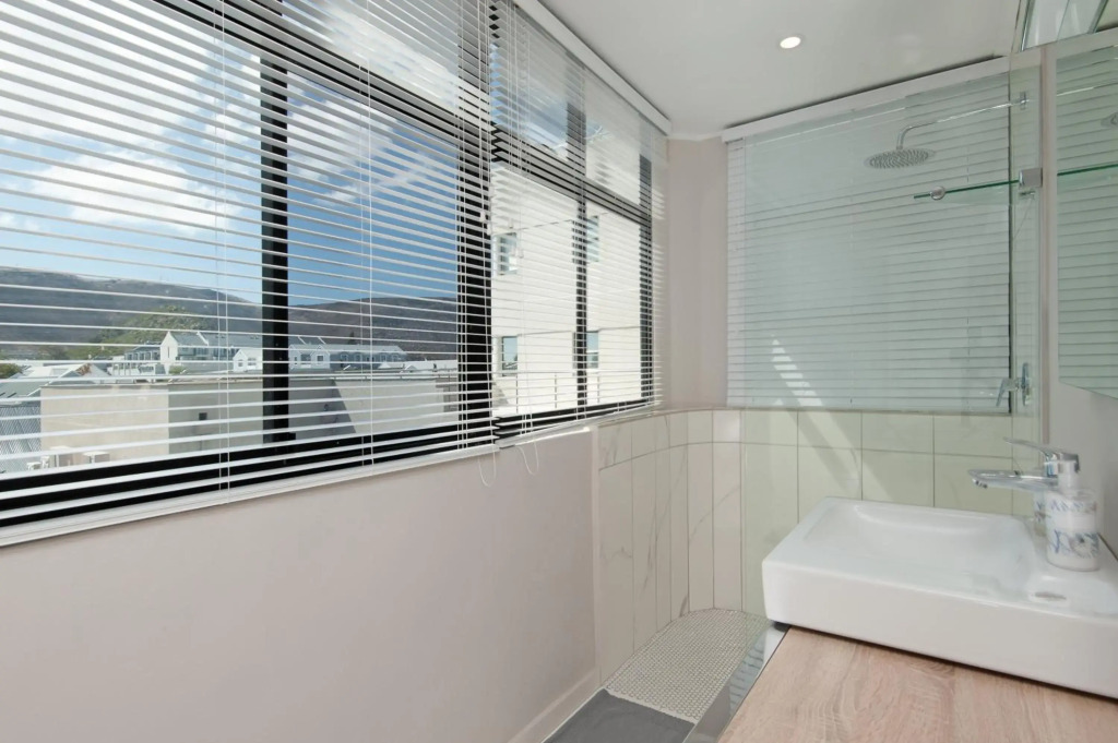 The Sun,Whales and Waves seafront apartment