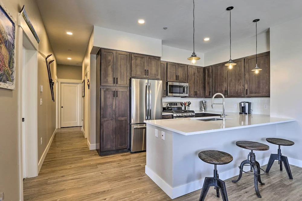 Newly Built Ski Condo w/ Hot Tub & Shuttle Access!