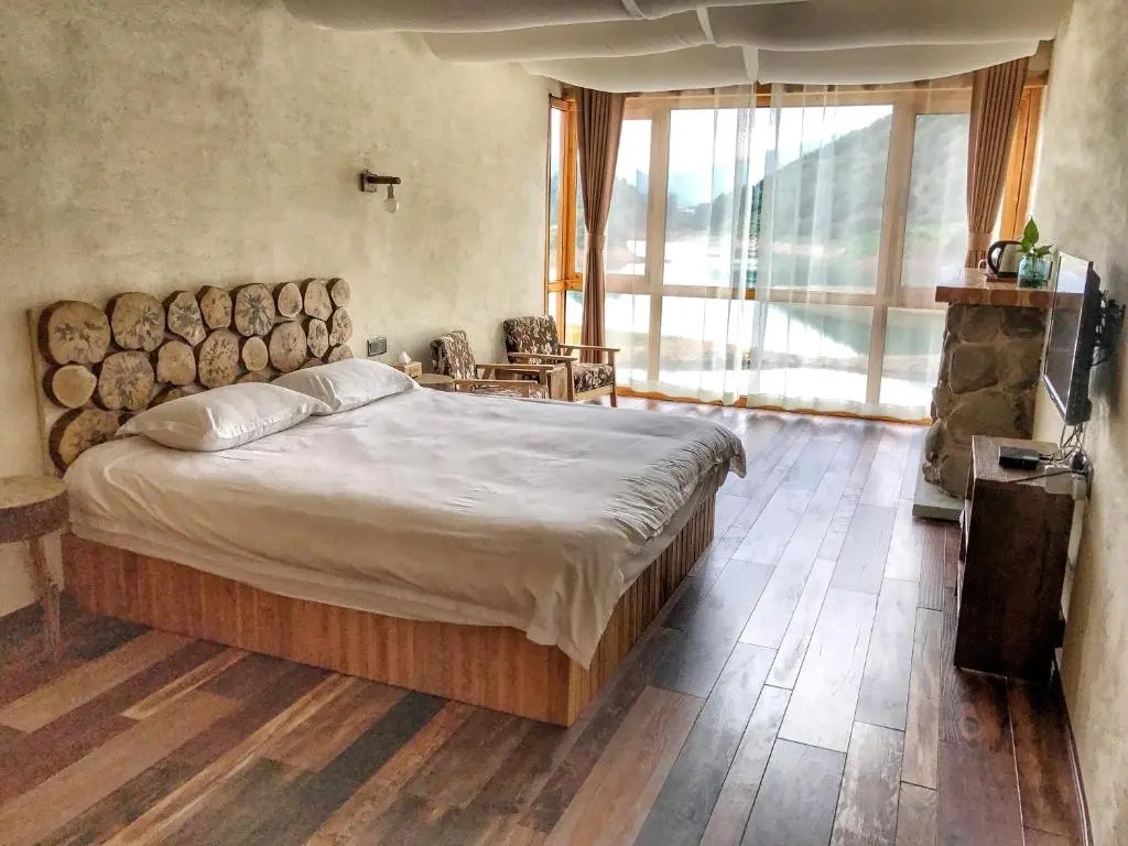 The Lake View Deyishe Resort in Thousand Island Lake