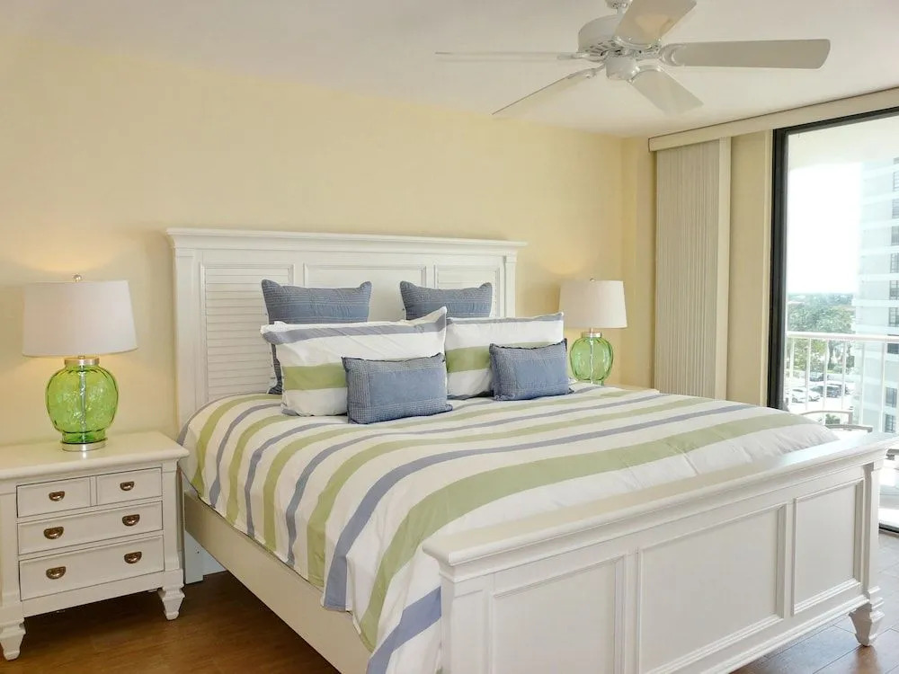 Inviting Condo on Beach With Pool and Tennis Courts