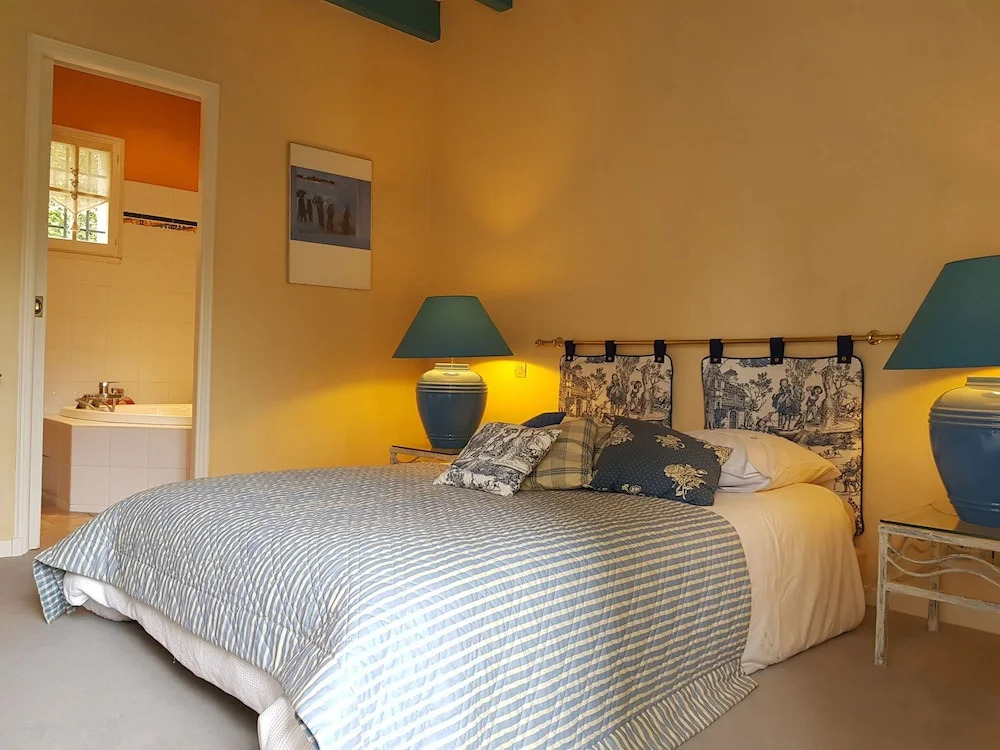 Characteristic Villa With Private Swimming Pool Close to the Center of Nimes