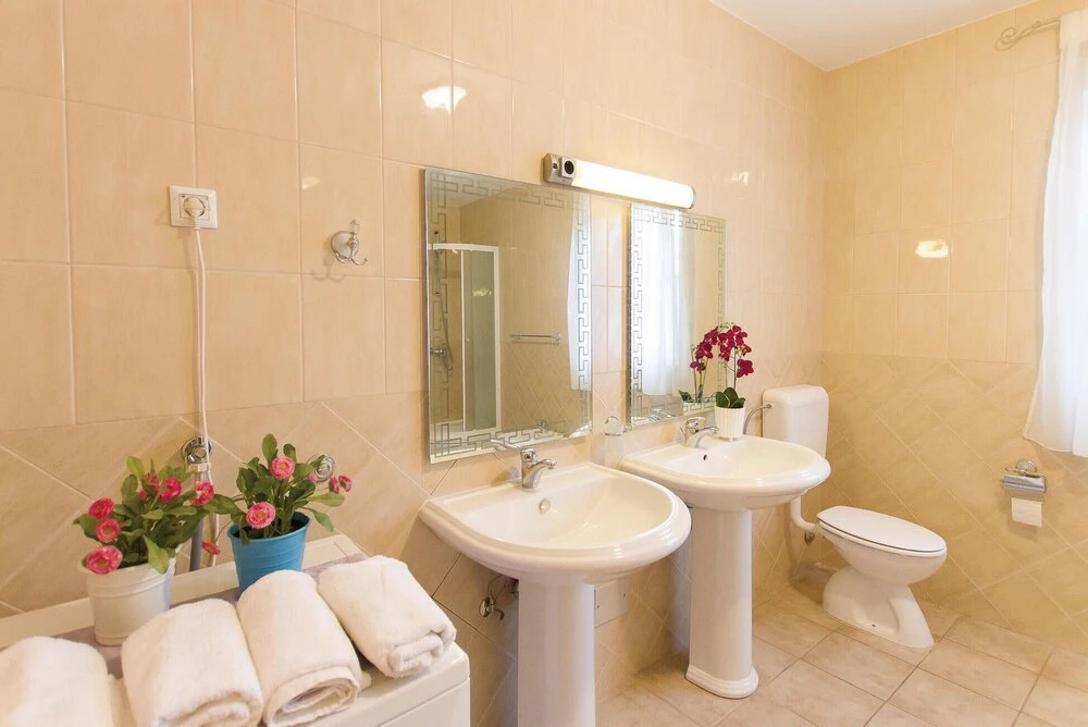 Beautiful Home in Palit With 4 Bedrooms and Wifi