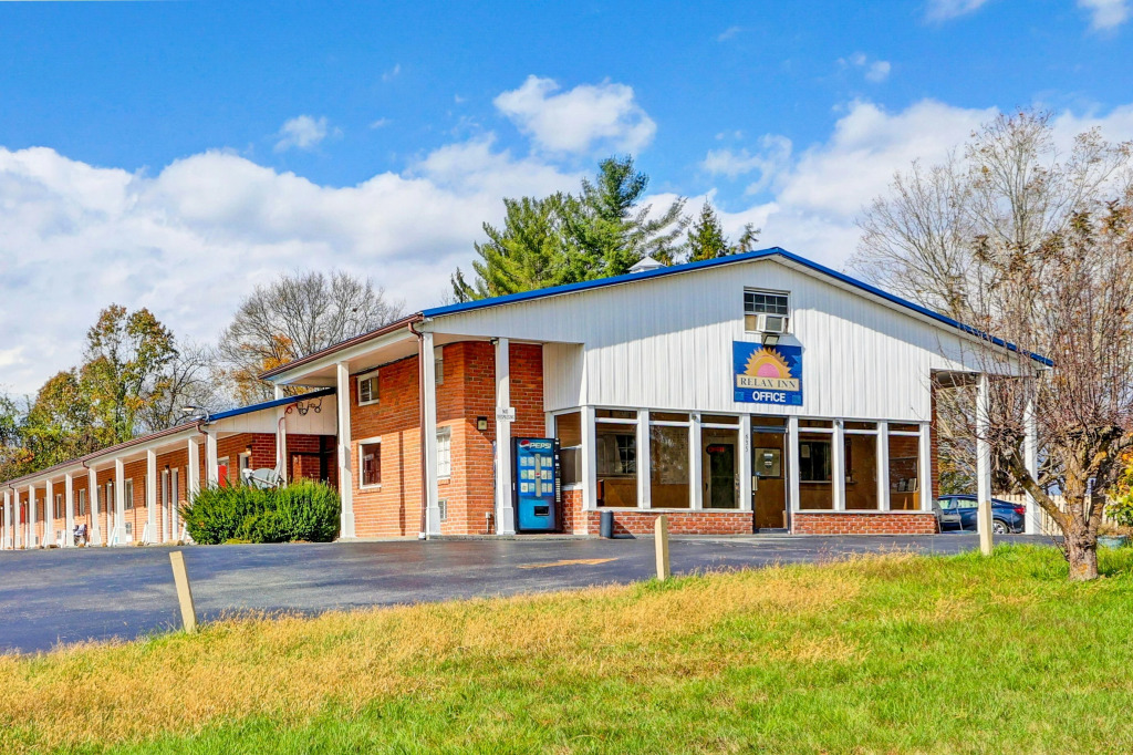 Hotel O Relax Inn Lewisburg near I-64