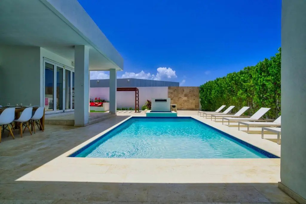 Grand Modern Villa 6-bedroom! Brand New! Heated Jacuzzi!