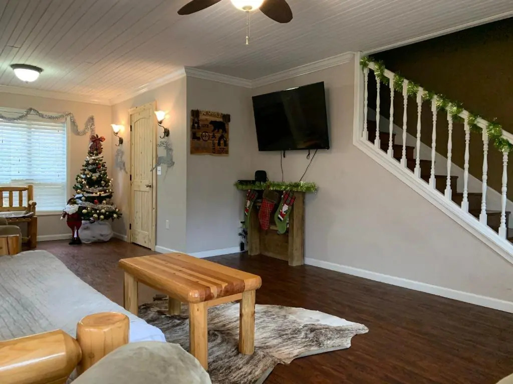 5Bedrooms*4KING BEDS*OUTSTANDING LOCATION*HotTub*