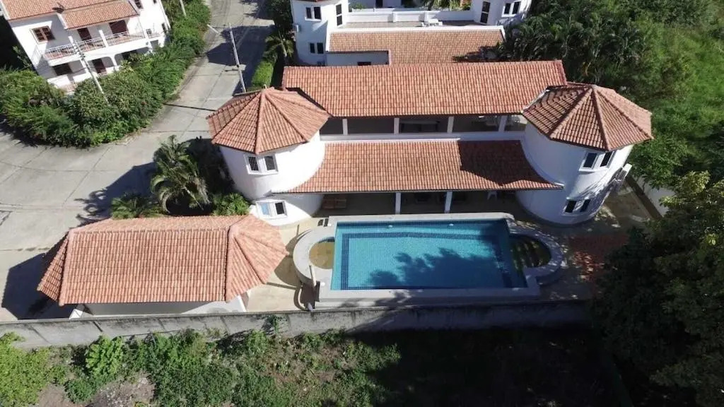 4 bedroom villa- sleeps 8