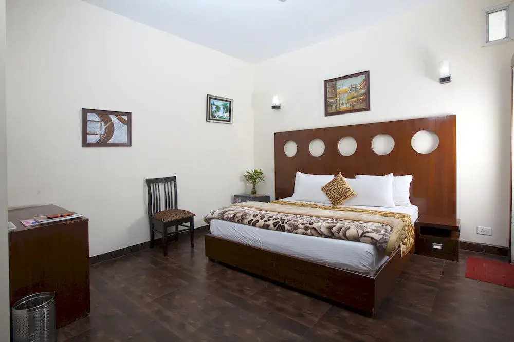 OYO Premium Medanta 2
