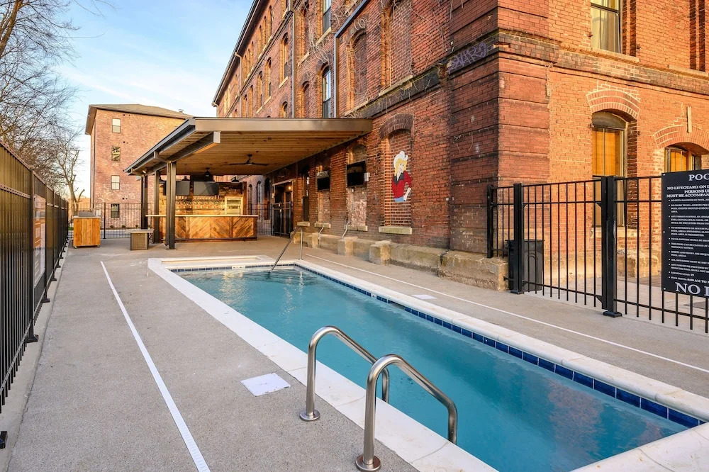 New Listing! Stylish W/ Pool At The 1865 1 Bedroom Condo