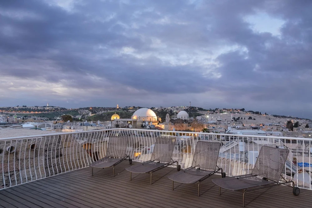 Luxury Duplex with Rooftop by FeelHome