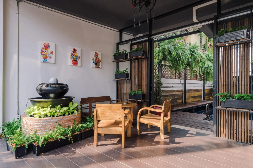 33 Poshtel