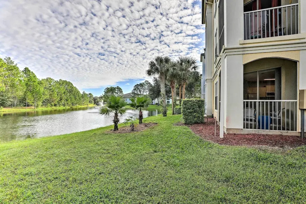 Lake-view Condo w/ Pool Access: 6 Mi to Disney!