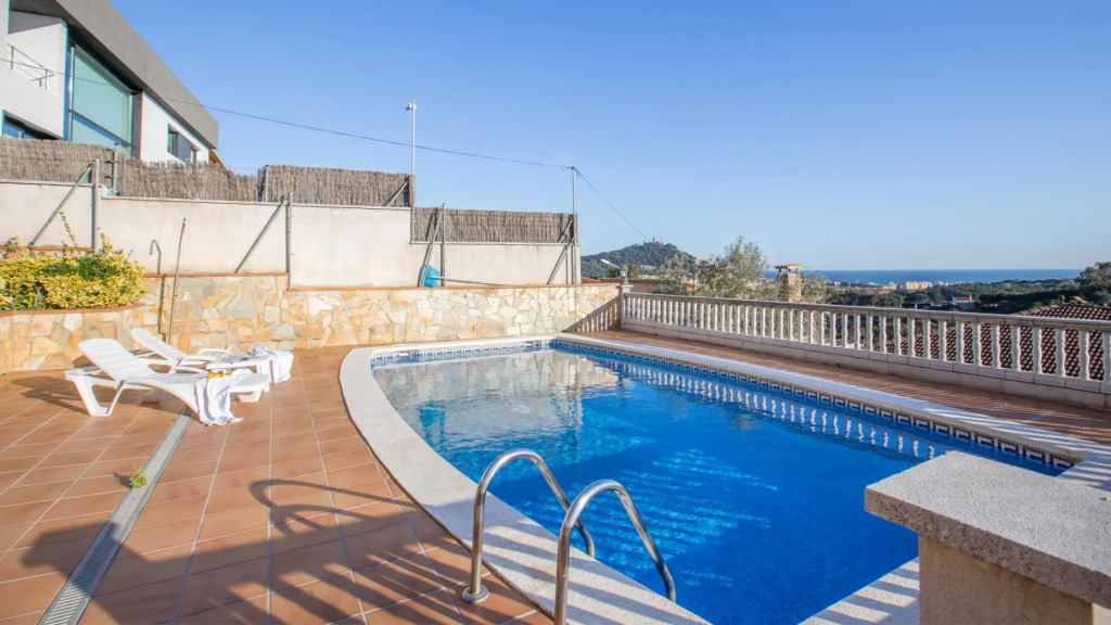 Vila Maer in Blanes With 5 Bedrooms and 2 Bathrooms