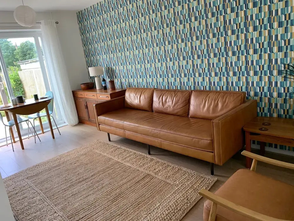 2 Bed-sleeps 4-parking-pets-10 min Walk to Beach
