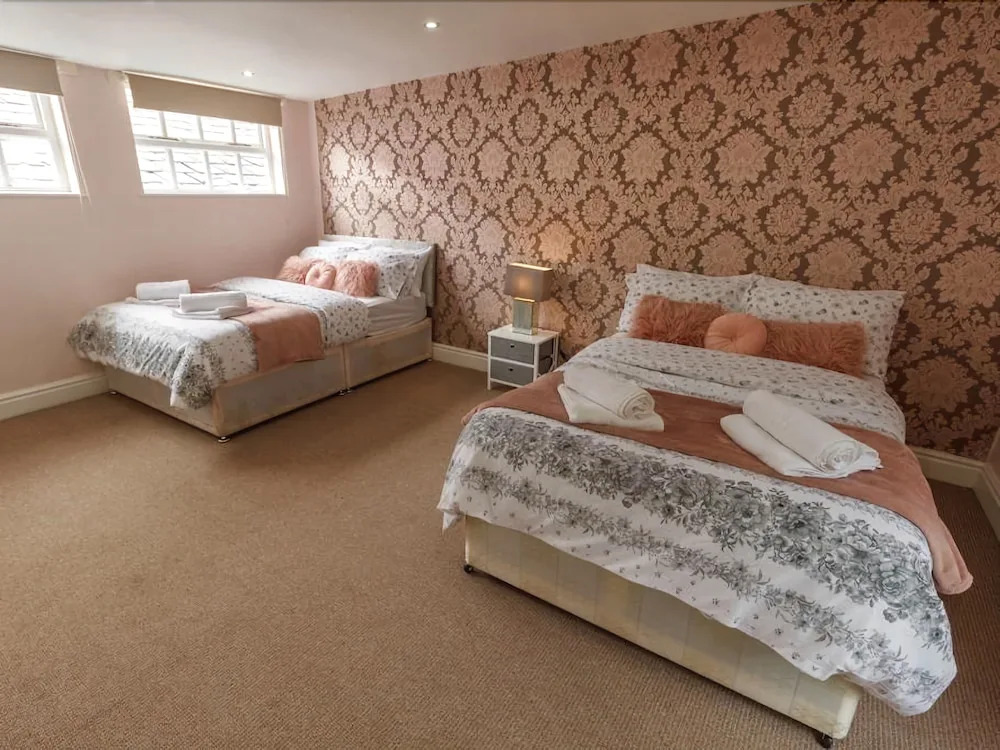 Liverpool Centre Sleeps 16 Stunning