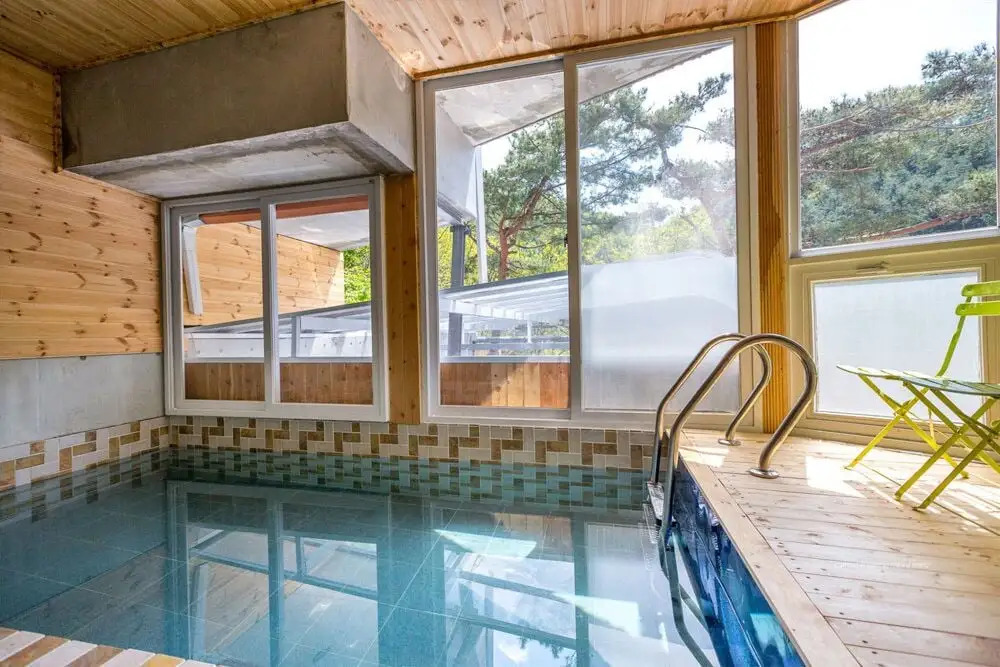 Harbor House poolvilla couple