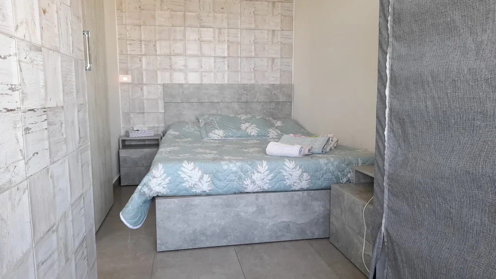 2 Bed Flat - Sleeps 6 - Pets - Pool - Parking