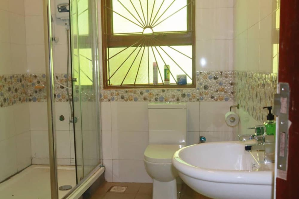 Kampala 5-beds, Sleeps 8 With Garden & Parking