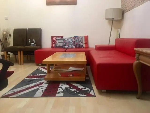 House for 10-11. Close to City and Excel. Free Parking.
