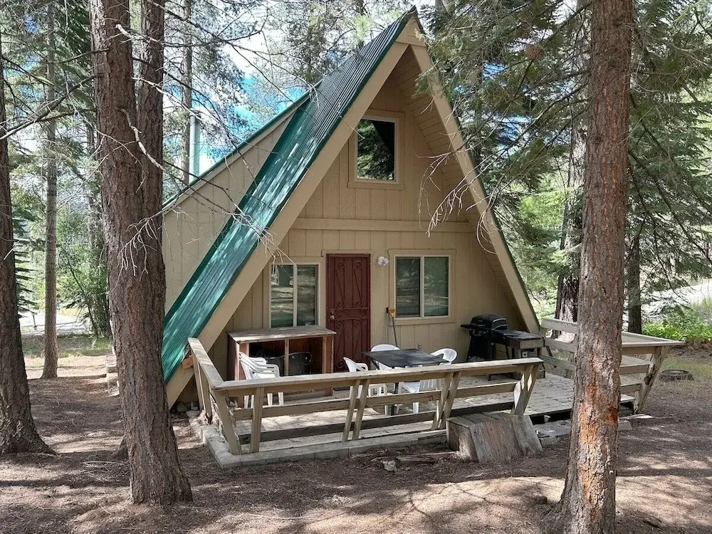 Lodgepole Chalet 3 Bedroom Home by RedAwning