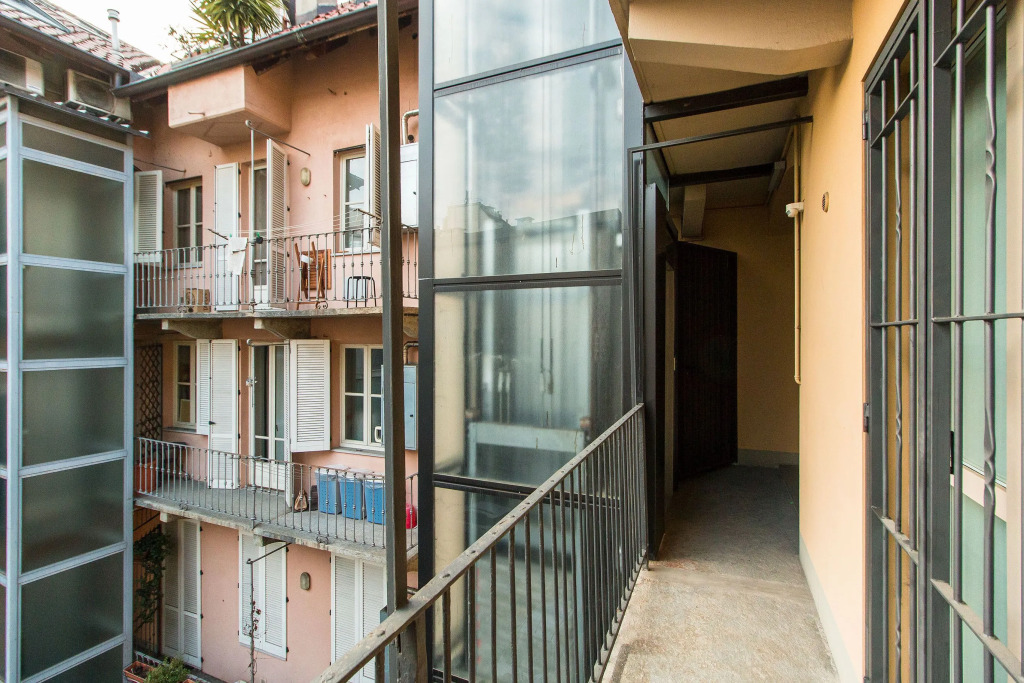 Colorful Statuto Square Design Apart