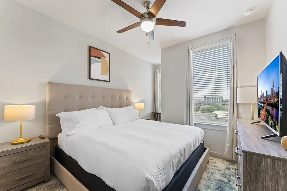 Prime Soco Bright 2BR King Suite w Pool Parking