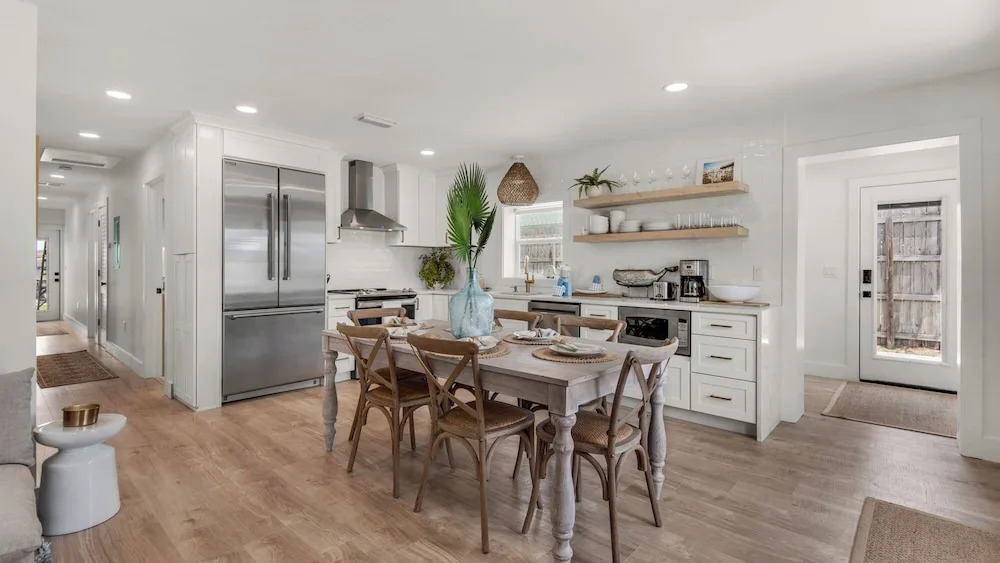 4 Minutes to the Beach! Cute & Coastal With Room for 9
