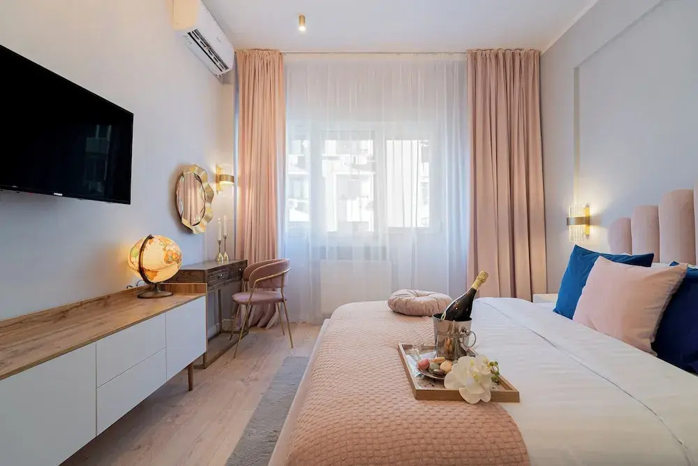 Designer 2-Bedroom Flat with Balcony & Full Amenities Steps from Piata Universitatii