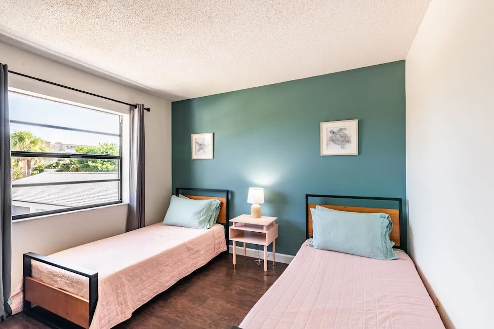 Amazing 2 BDR Townhouse Near beach