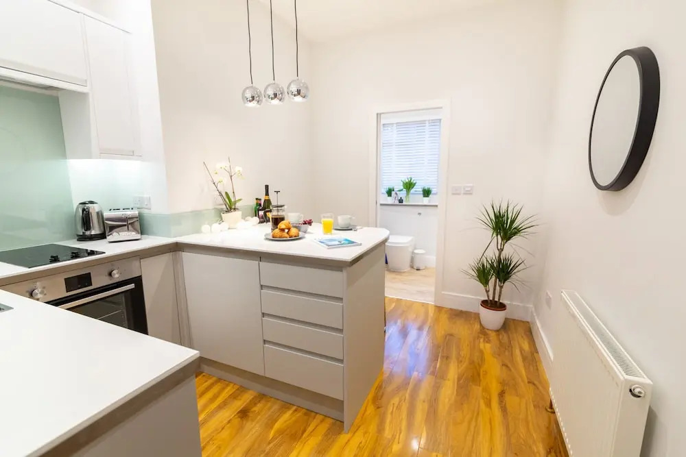 Central Plymouth Apartment By University