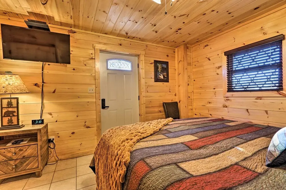 Luxe Cabin w/ Hot Tub, Theater, Pool Table, Arcade