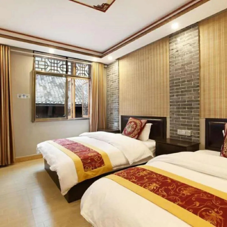 Fenghuang Nanmu Inn No.1