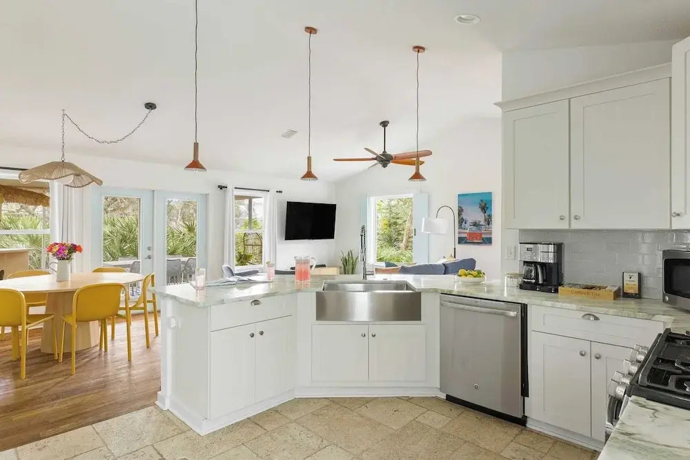 Sleeps 18! 2 Homes, Hot Tub, Game Room, Walk to the Beach Haven & Hidden Grove