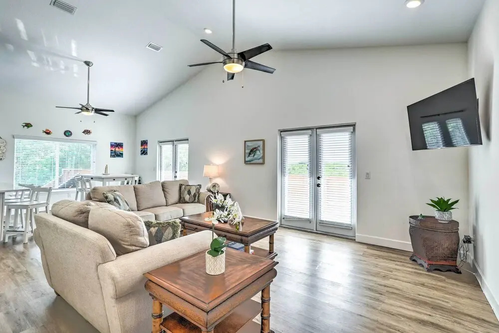 Family-friendly Tampa Home < 3 Mi to Ocean!