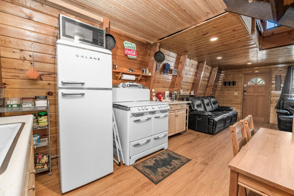 The Grizzly Grotto - Gorgeous Gambrel With Gaming Consoles And Fast Wifi! 3 Bedroom Cabin