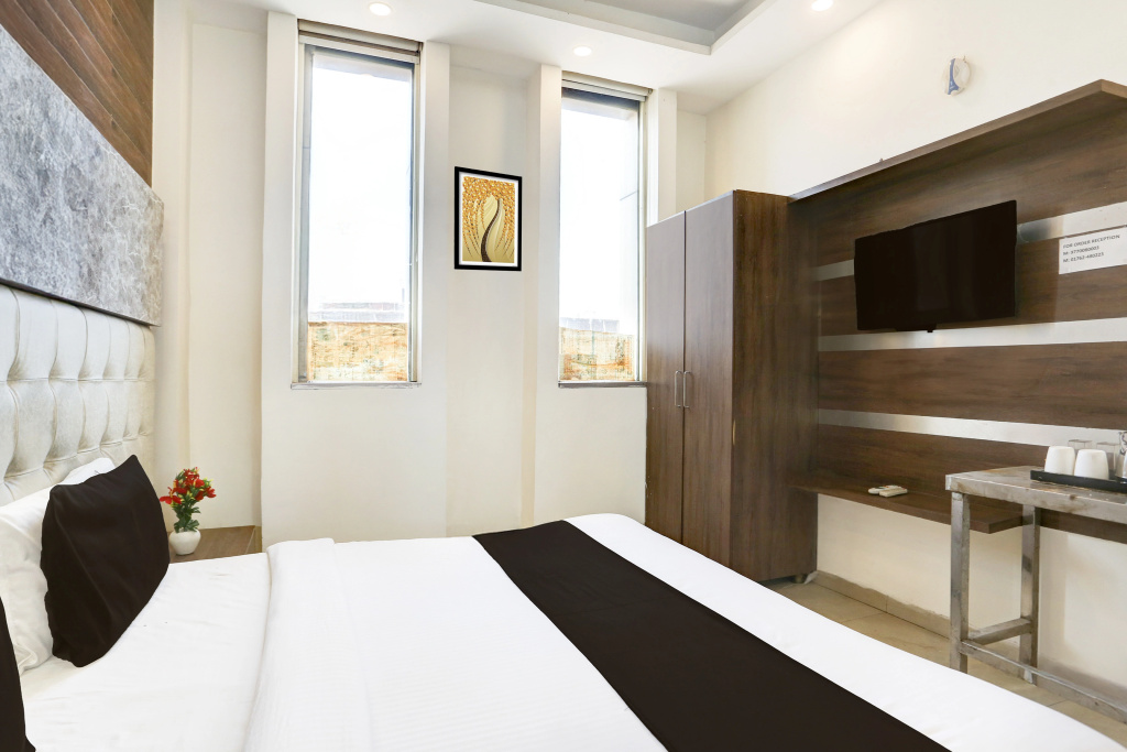 OYO 15947 Hotel Prabhat