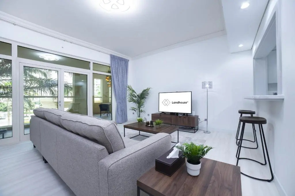 2BR ON PALM JUMEIRAH SHORELINE 12 - Pool & Beach Access
